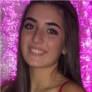 Docente di francese impartisce lezioni per ragazzi delle scuole medie e licei